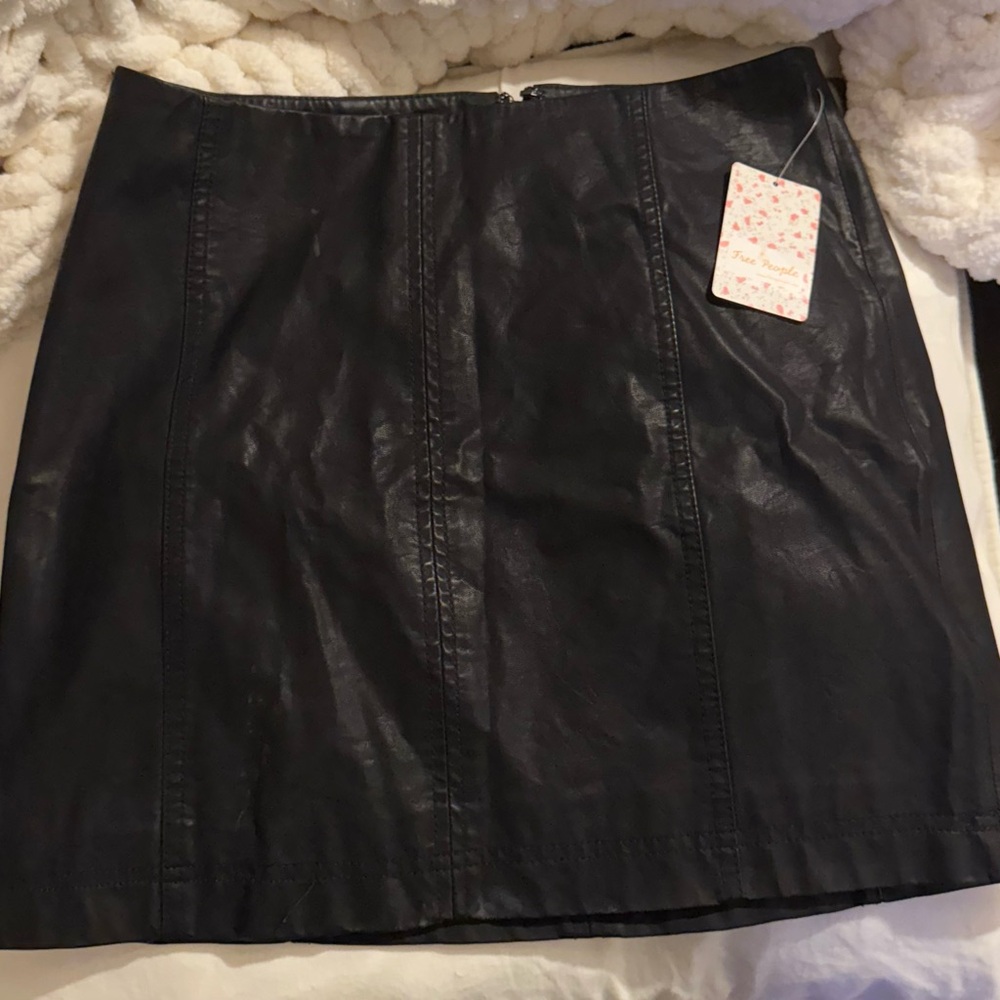 Free People Womens Faux Leather Vegan Back Zip Mini Skirt Black.
